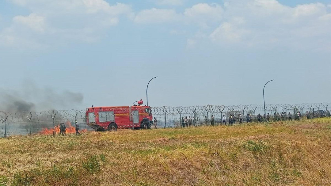 Kebakaran Lahan di Sekitar Bandara Kertajati Hampir Mencapai Runway
