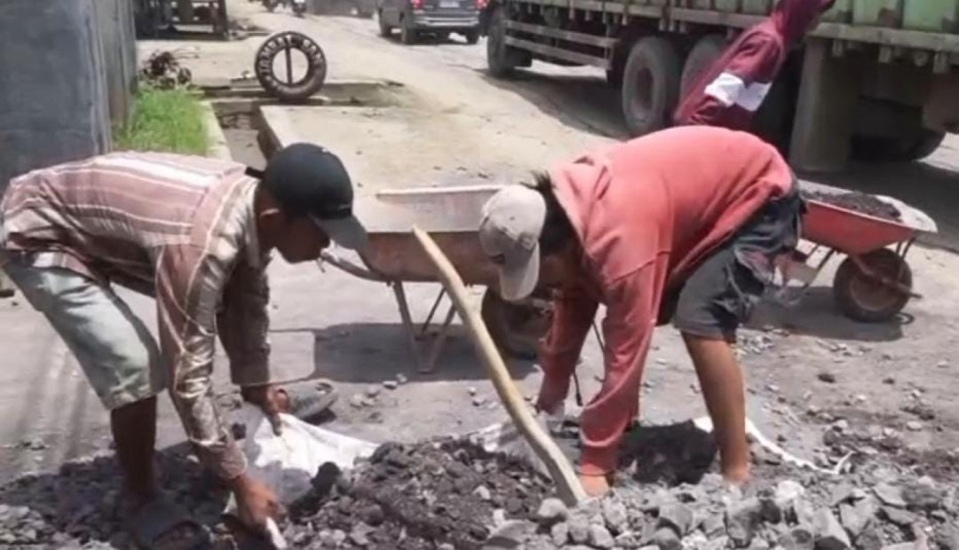 Peduli Pemudik, Warga Timbun Jalan Berlubang