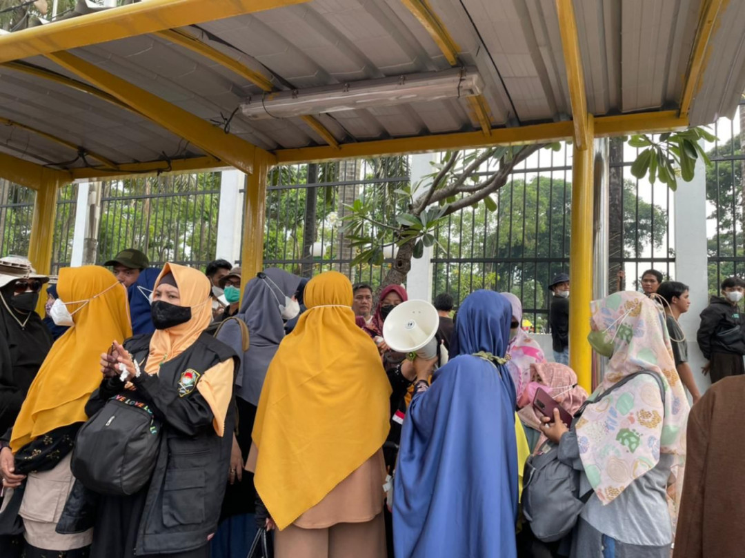 Selain Mahasiswa, Segerombolan Ibu-Ibu ikut Menyuarakan Aspirasinya