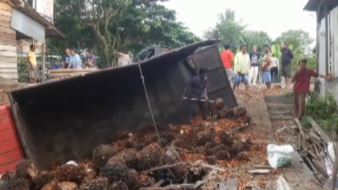 Kecelakaan Libatkan 2 Truk Hingga Terguling di Lintas Timur Pakembang.