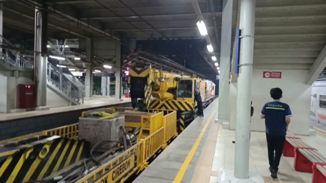 KAI Daop 3 Kerahkan Kereta Crane dan Tim Ahli ke Bekasi Timur