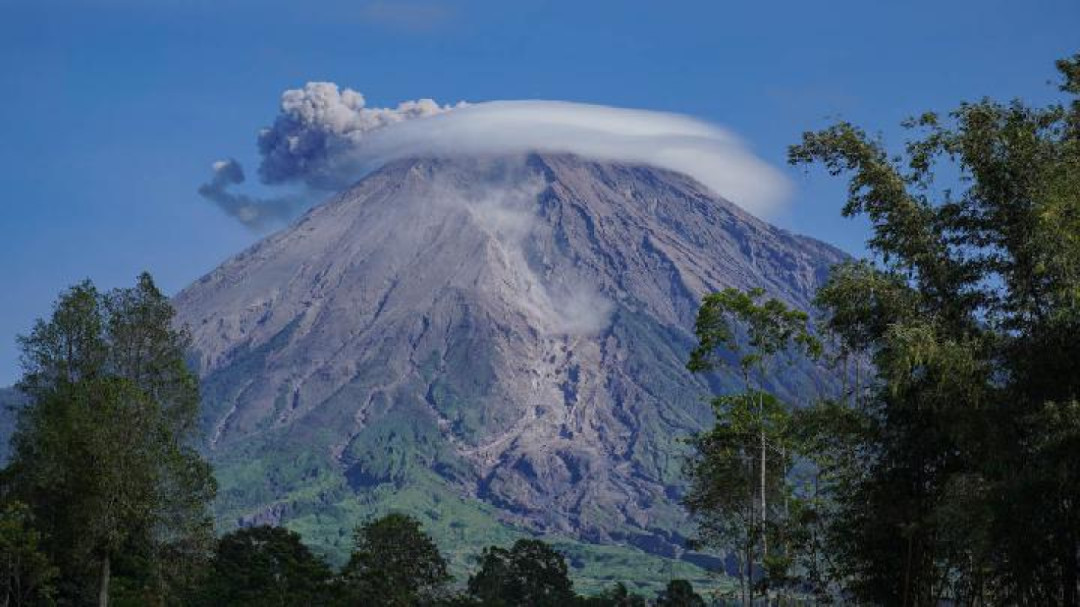 Gunung Semeru Kembali Erupsi Pagi Ini, Warga Diminta Jauhi Zona Bahaya