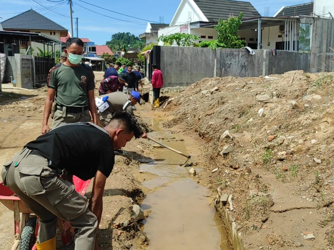 Percepat Pemulihan Pascabencana, Satpol PP Padang Gotong Royong Massal
