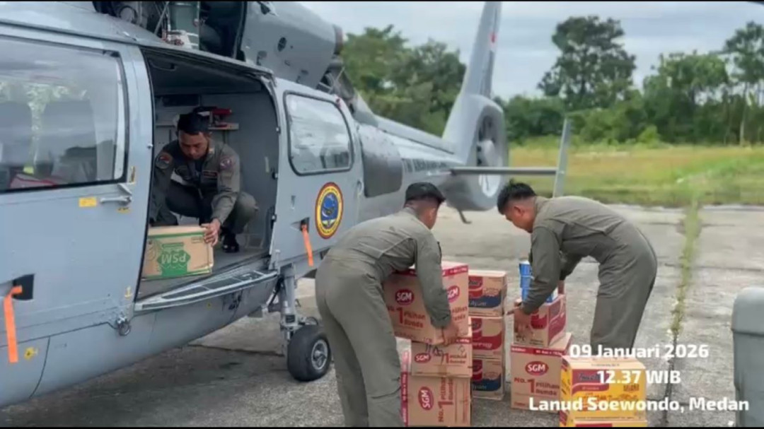 TNI AL Terjunkan Helikopter Panther Salurkan Bantuan Logistik ke Pelosok Aceh Tamiang