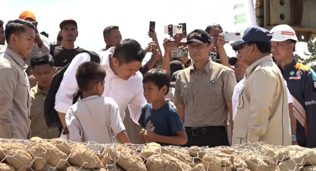 Momen Akrab Seskab Teddy dan Anak Pengungsi