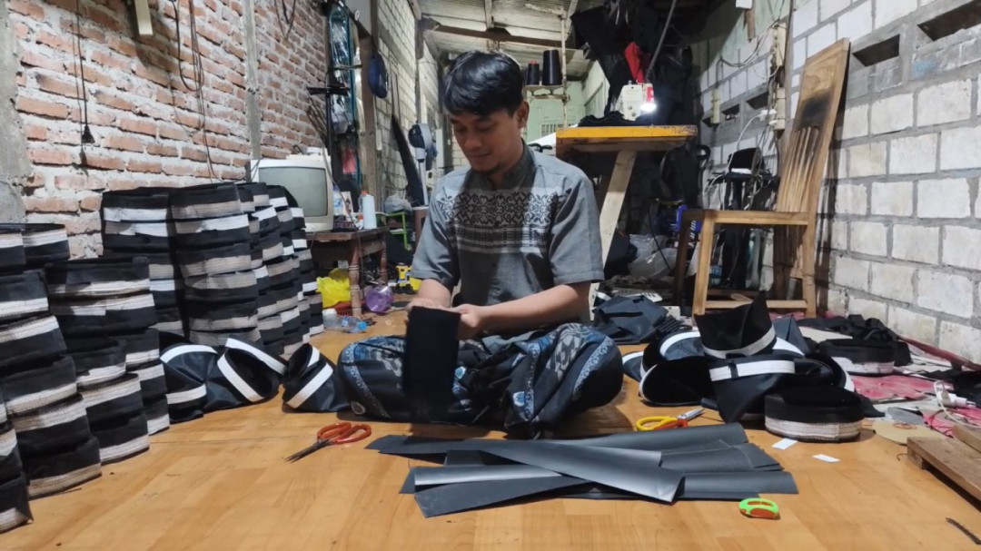Perajin Songkok di Lamongan Tertekan Kenaikan Harga Bahan Baku
