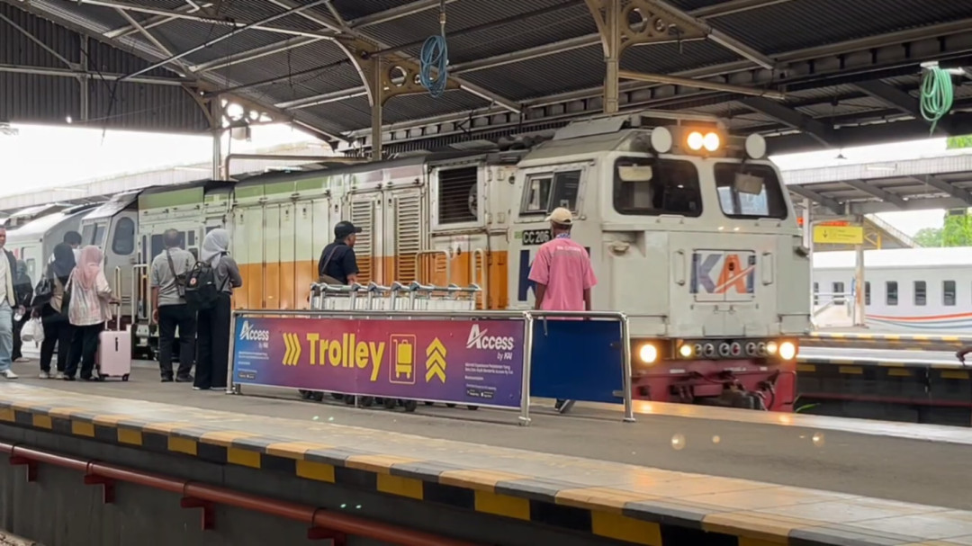 Pasca Tabrakan, KAI Batalkan 27 Perjalanan KA di Daop 3 Cirebon