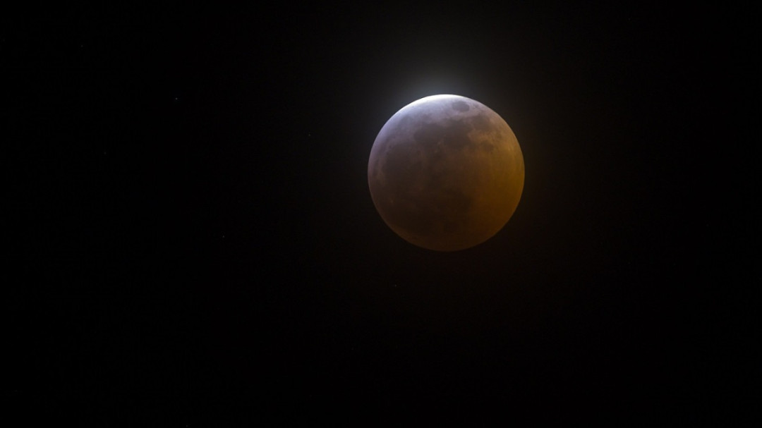 Gerhana Bulan Total Sambangi Indonesia Malam Ini