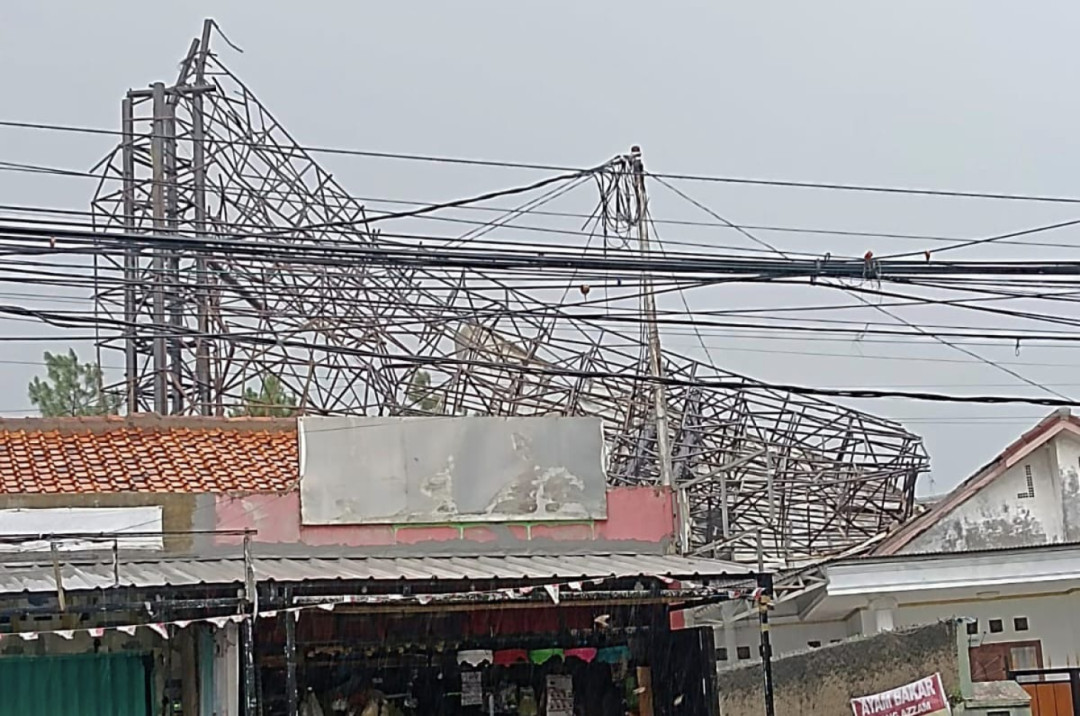 Papan Reklame di Ciputat Roboh Diterpa Hujan dan Angin Kencang