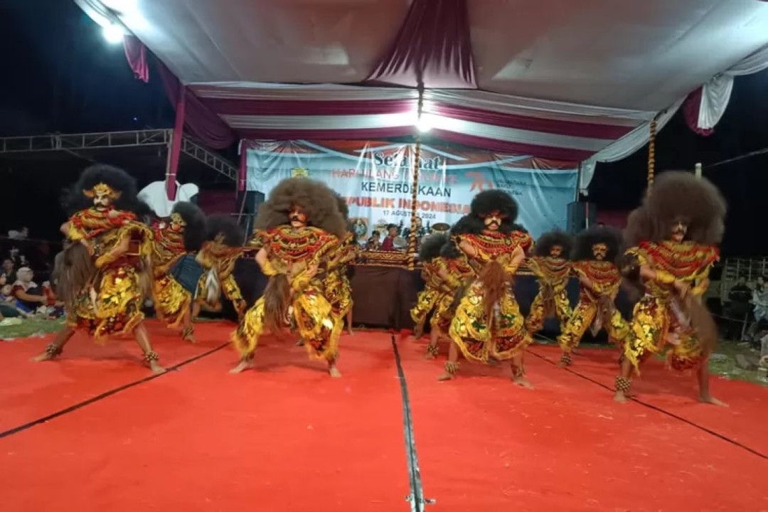 Pagelaran Kesenian Jaran Kepang di Desa Sidokumpul Meriahkan HUT RI ke-79