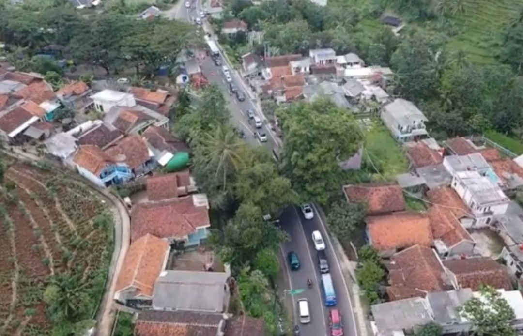 Sistem One Way Diberlakukan, Arus Lalu Lintas di Simpang Nagreg Ramai