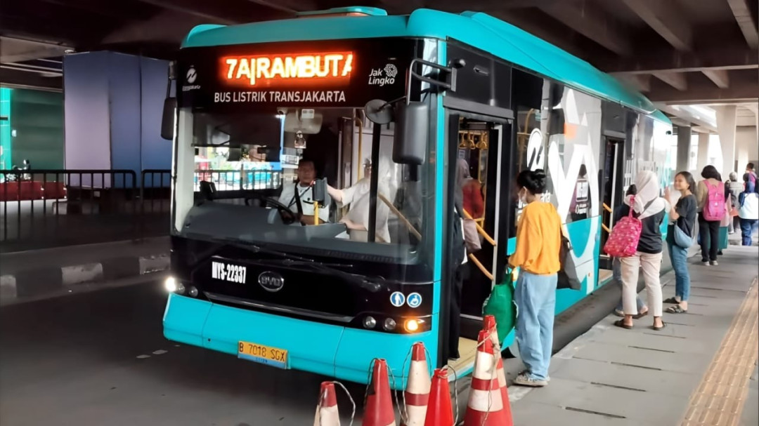 Mulai Besok Naik Transjakarta, MRT, dan LRT Cuma Rp1