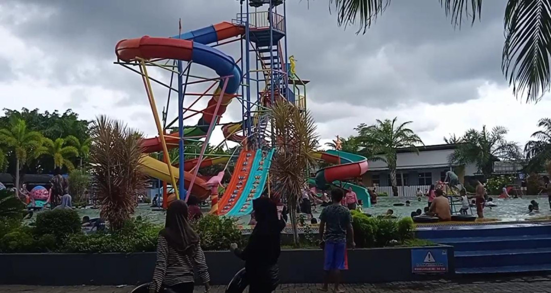 Dira Water Park Kencong Jadi Favorit Wisatawan saat Libur Lebaran di Jember