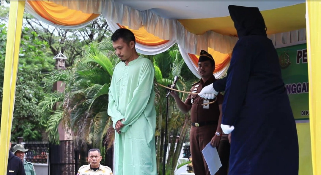 Tiga Pelaku Judi Online Dihukum Cambuk di Aceh