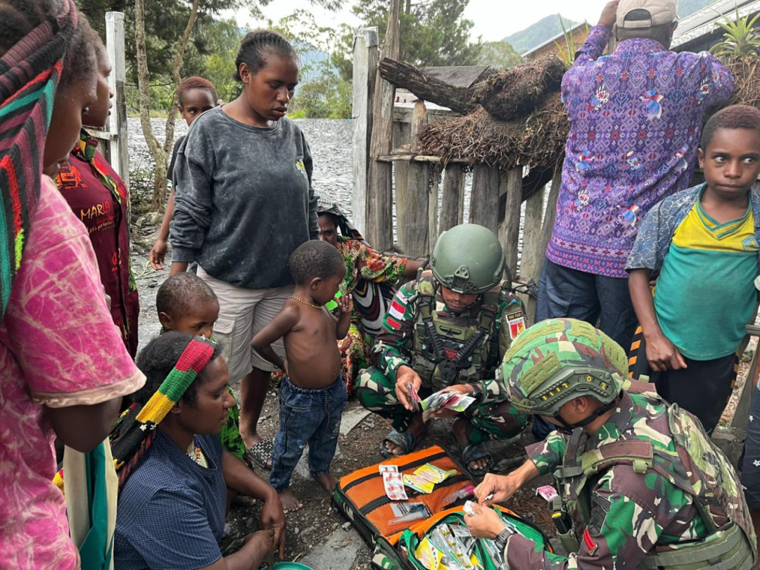 Satgas Yonif 715 Berikan Pelayanan Kesehatan Gratis