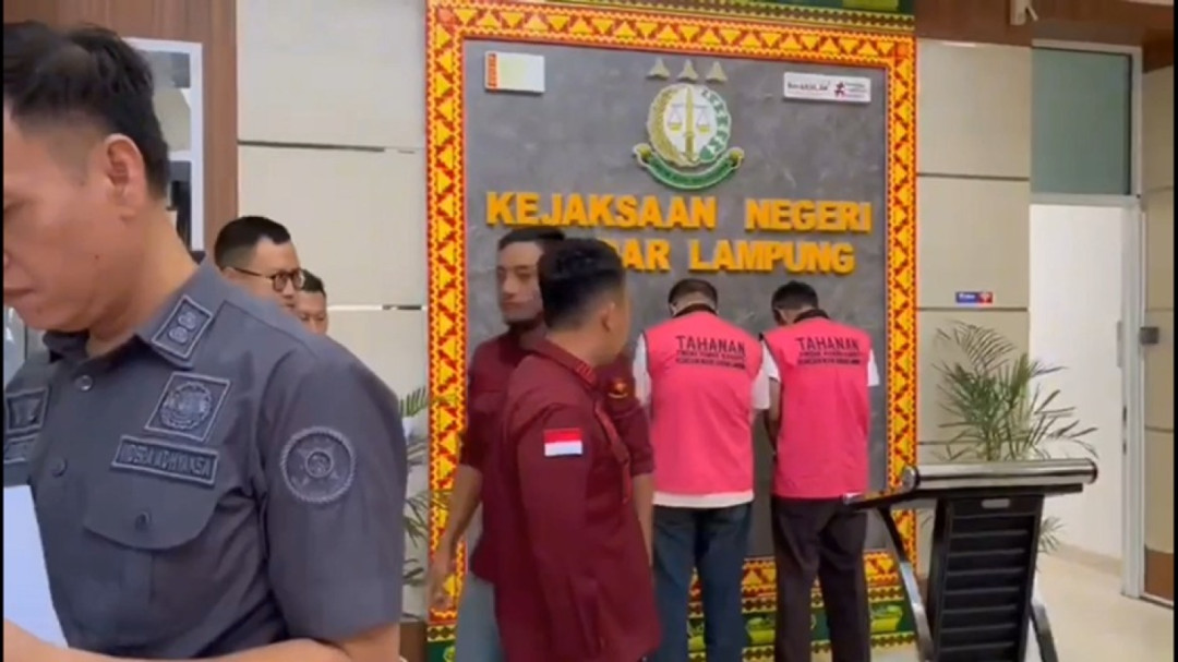 Kejari Bandar Lampung Tahan 2 Tersangka Terkait Korupsi Retribusi Pasar Gudang Lelang