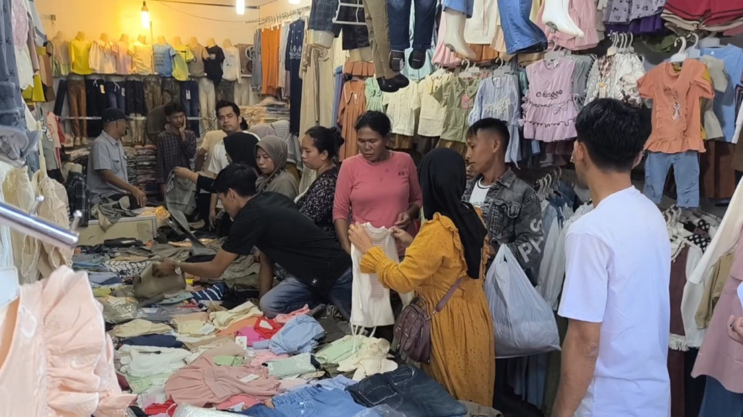 Jelang Lebaran, Pasar Sandang Tegal Gubug Cirebon Ramai Pemburu Baju Lebaran