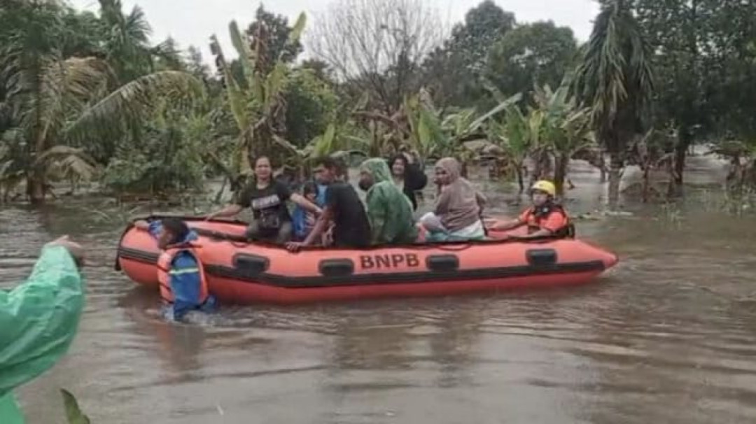 Tim SAR Evakuasi Warga Padang Terjebak Banjir dengan Perahu Karet