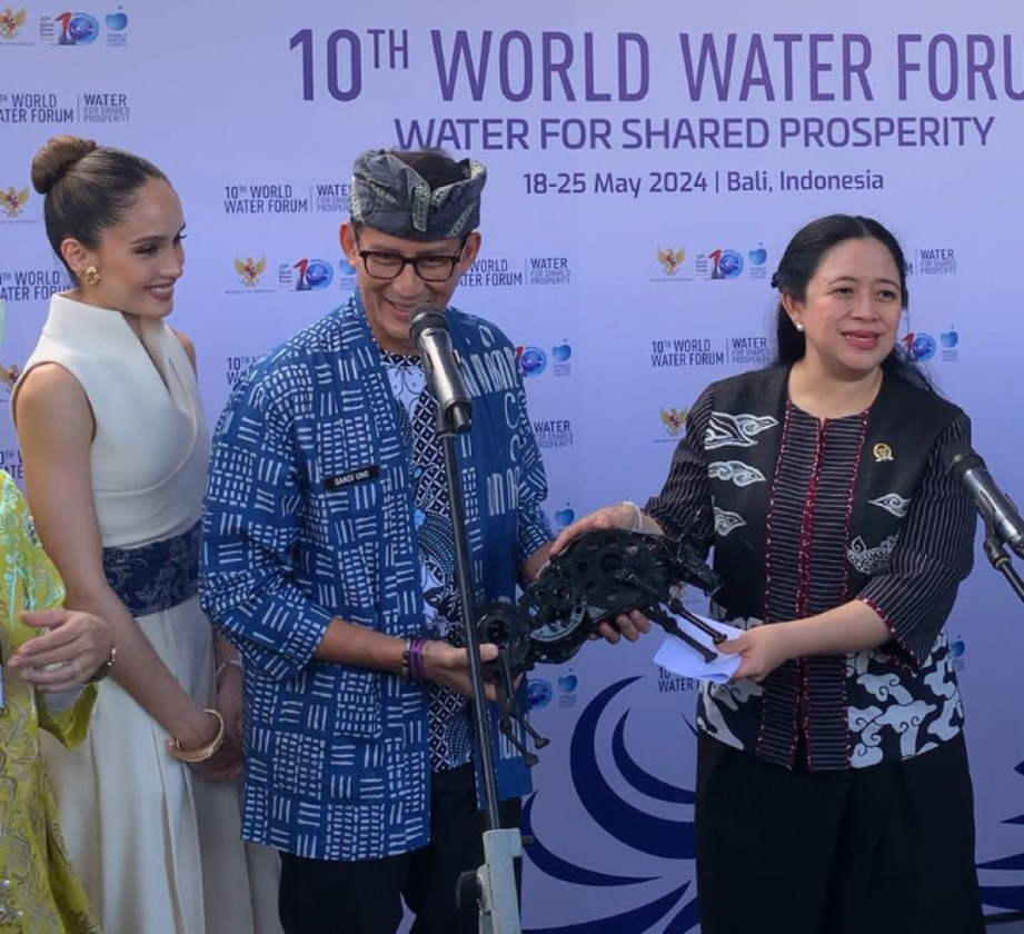 Sandiaga Belikan Souvenir Banteng untuk Puan Maharani