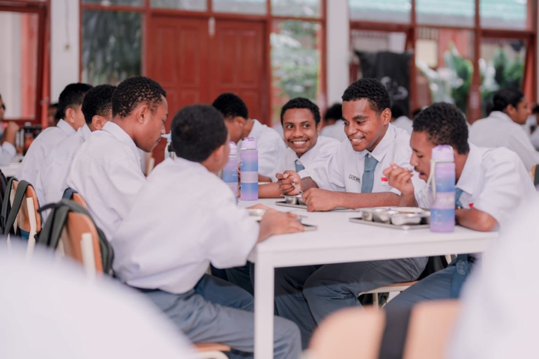 Dari Panjat Pohon Pinang ke Bangku Sekolah Rakyat, Alfius Kini Menatap Masa Depan