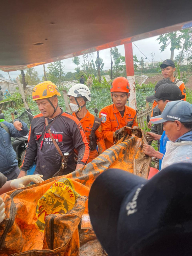 Longsor Bandung Barat: 17 Korban Meninggal Dunia, Tim DVI Identifikasi 11 Jenazah