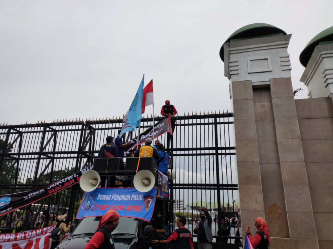 Bawa 10 Tuntutan, Massa Demo Mulai Guruduk Gedung DPR RI