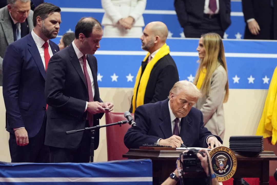 Hari Pertama Donald Trump usai Dilantik : Tanda Tangan Serangkaian Perintah Eksekutif, Termasuk Grasi untuk Pelaku Kerusuhan 6 Januari