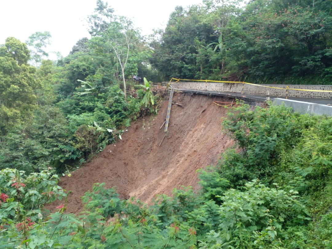TPT Di Jalan Nasional Ambruk