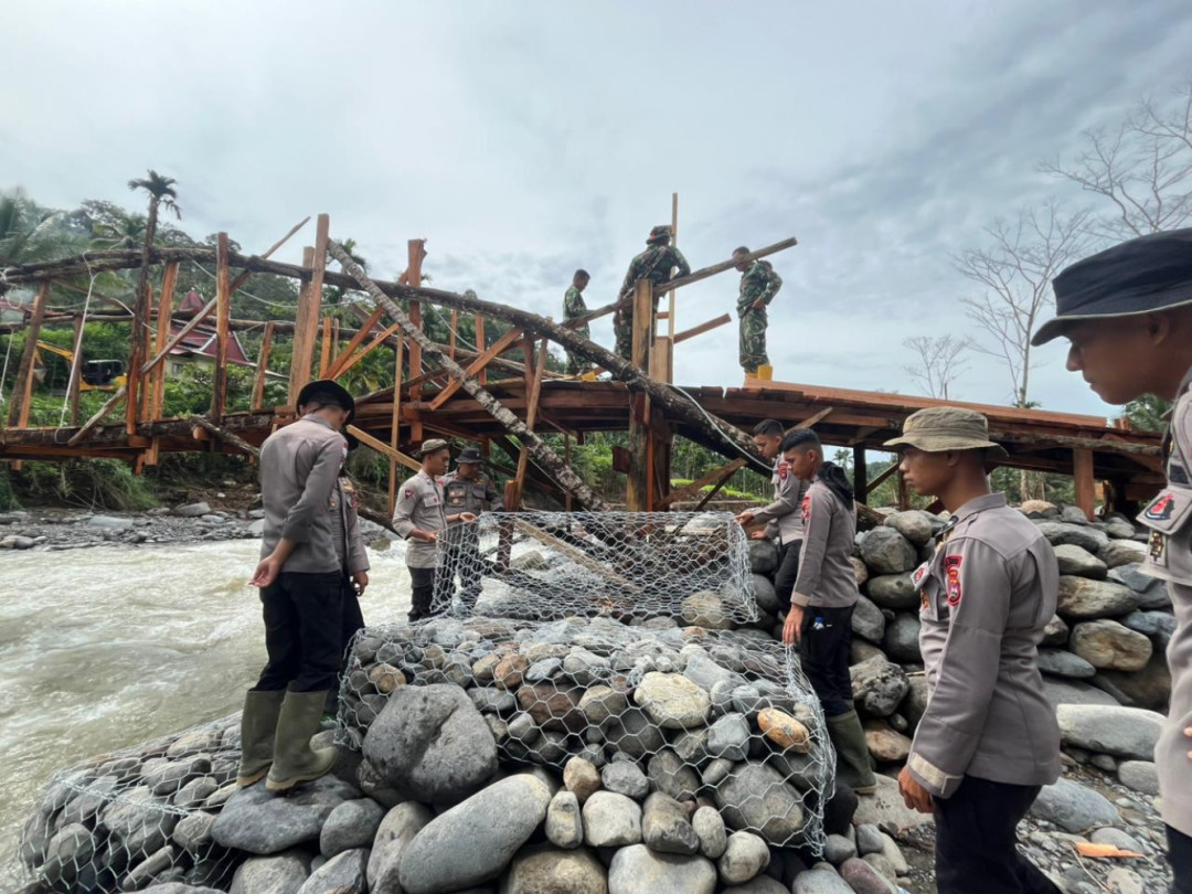 TNI-Polri Bangun Jembatan Darurat di Agam