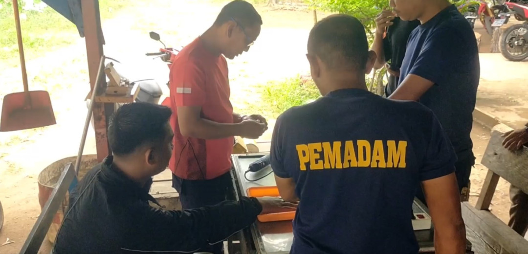 Petugas Damkar Lingga Bantu Warga Lepaskan Cincin Menyempit