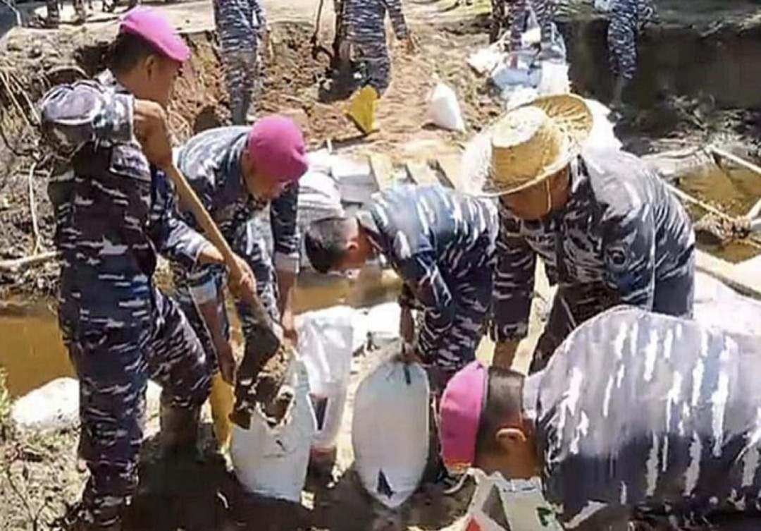 Buka Akses Jalan, TNI AL Distribusikan Bantuan Banjir Bandang Agam