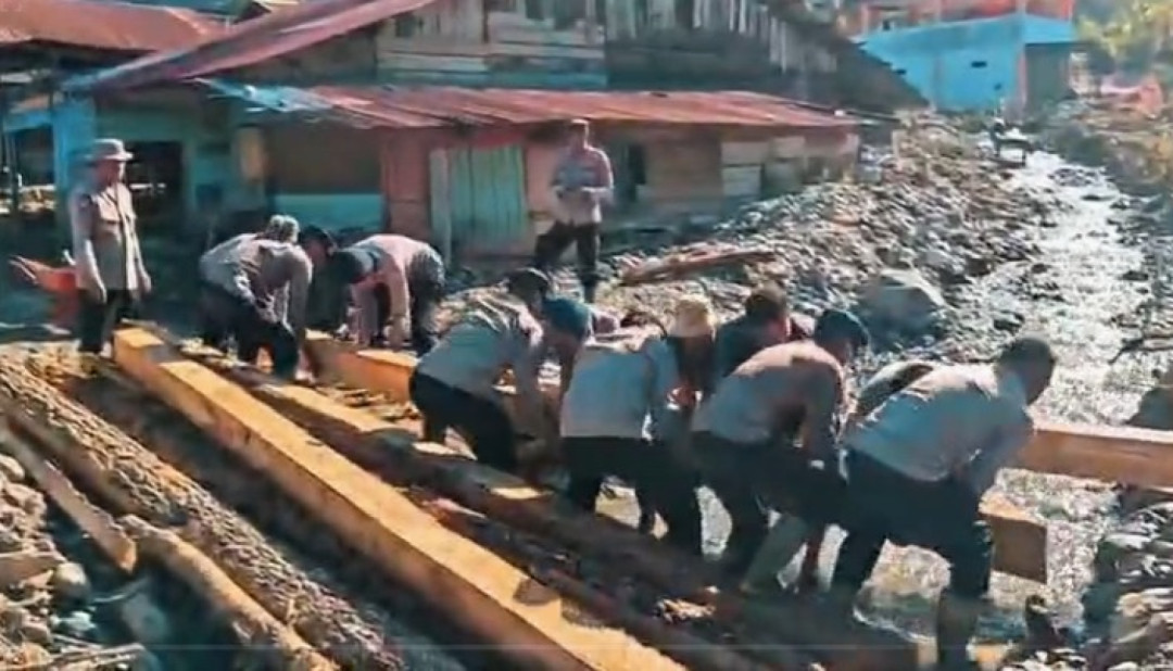 Polres Aceh Tengah dan BKO Brimob Polda Aceh Bangun 7 Jembatan Darurat di Wilayah Terisolir