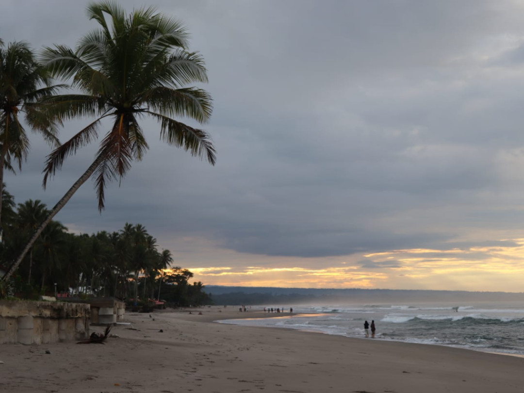 Pantai Mandiri Pesisir Barat, Menyaksikan Sunrise dan Sunset dalam Satu Lokasi