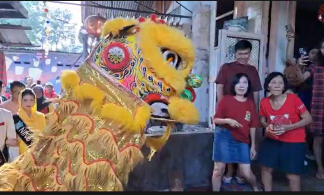 Barongsai Blusukan Meriahkan Perayaan Imlek di Kampung Pecinan Surabaya