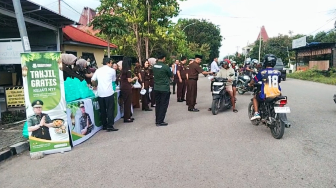 Kejati NTT Bagikan 300 Paket Takjil untuk Warga Kupang