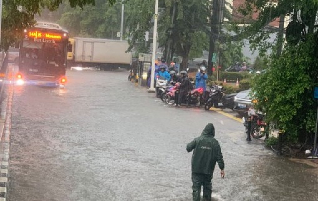 Banjir Jakarta: Belasan Rute Transjakarta Dialihkan