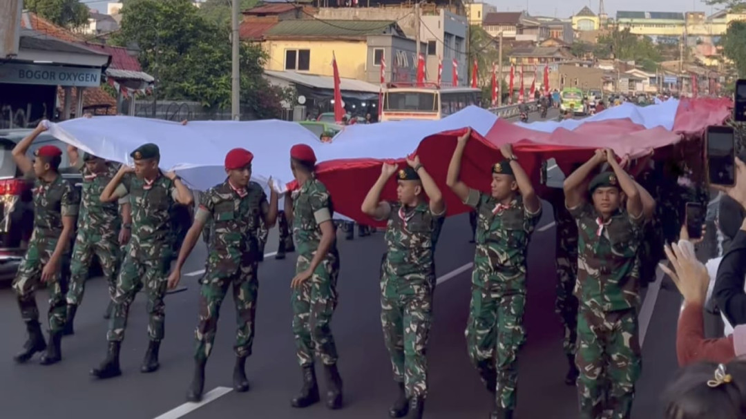 Warga Bogor Arak Bendera Merah Putih Raksasa Sambut HUT ke-80 RI