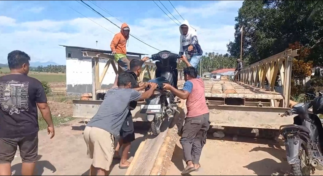 Jalan Penghubung Putus Akibat Banjir, Warga Andalkan Jembatan Darurat