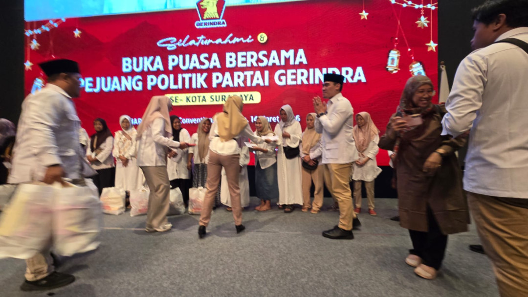 Gerindra Surabaya Bagikan Ribuan Sembako untuk Janda dan Ojol