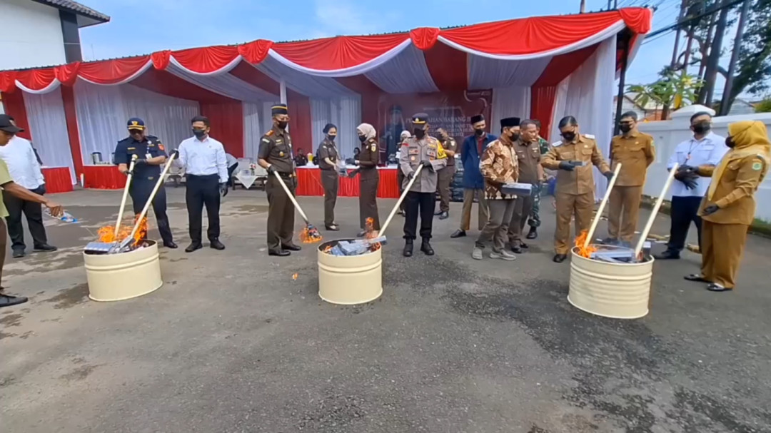 Kejari Subang Musnahkan Barang Bukti 81 Perkara Inkrah