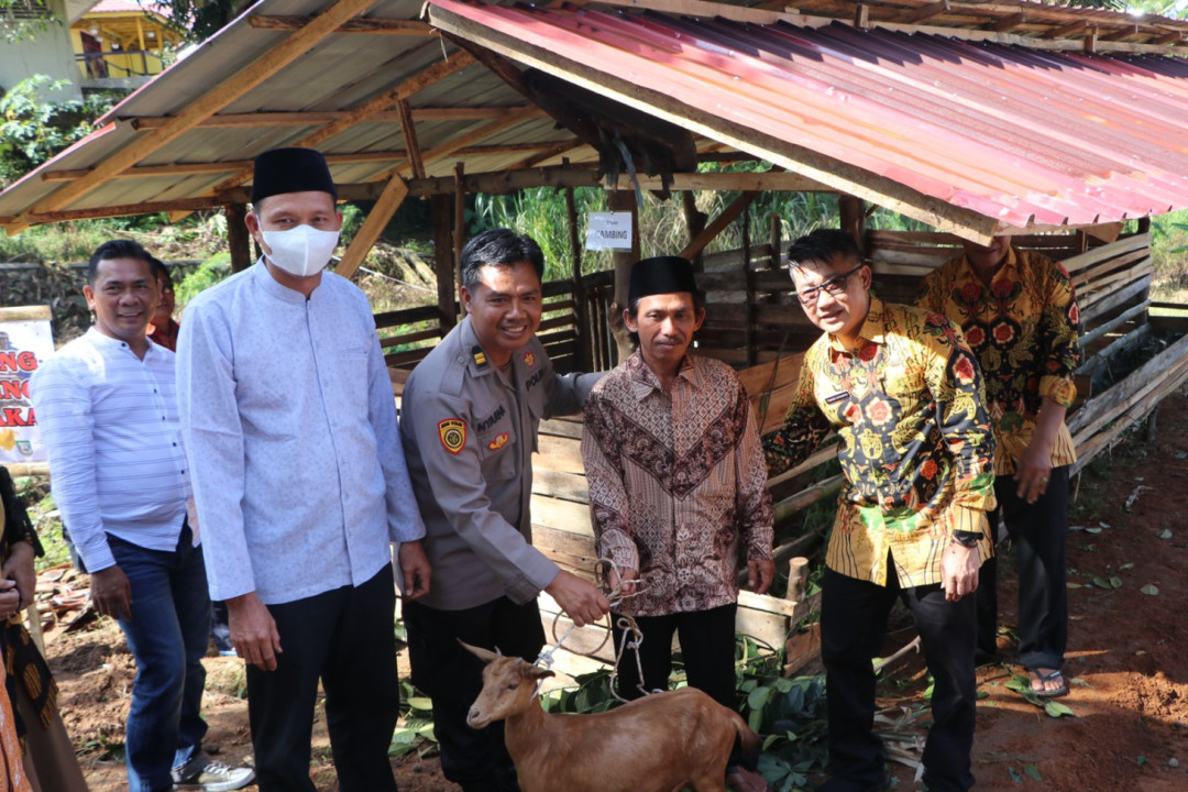 Hari Lansia Nasional, 66 Lansia Terima Bantuan Hewan Ternak, Bibit, dan Alat Pertanian