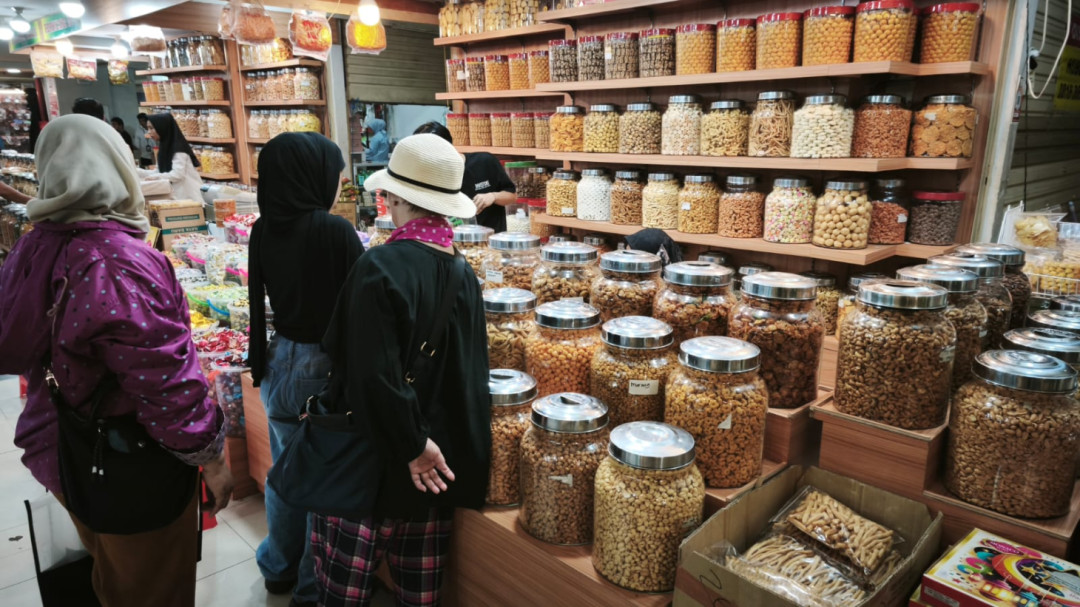 Jelang Lebaran, Nastar hingga Kastengel Jadi Buruan Pembeli di Pasar Mayestik