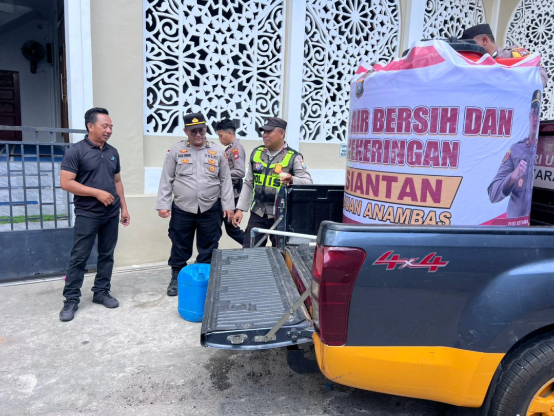 Lawan Krisis Kekeringan, Polsek Siantan dan Pemkab Anambas "Grojok" Air Bersih Hingga ke Pintu Rumah Warga