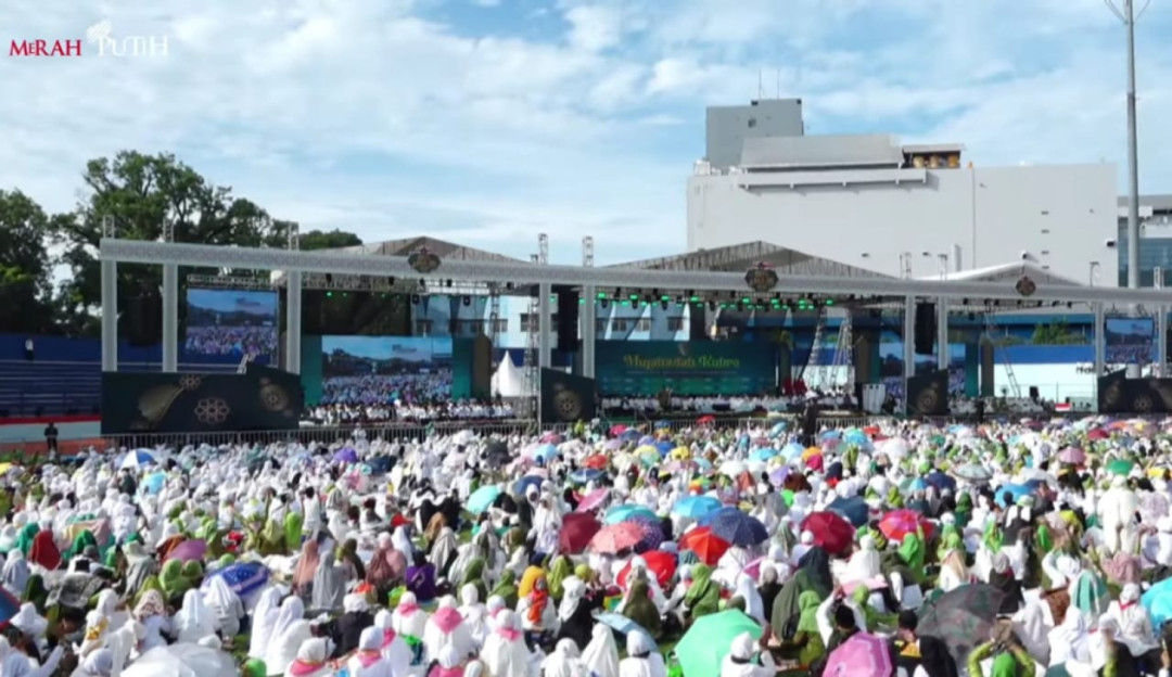 Momen Ratusan Ribu Warga NU Bersholawat Sambut Presiden Prabowo di Stadion Gajayana