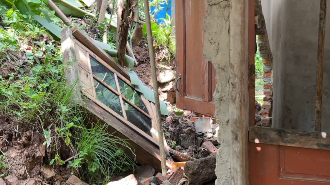 Tebing Setinggi 10 Meter Longsor, Rumah Warga di Cirebon Rusak Parah