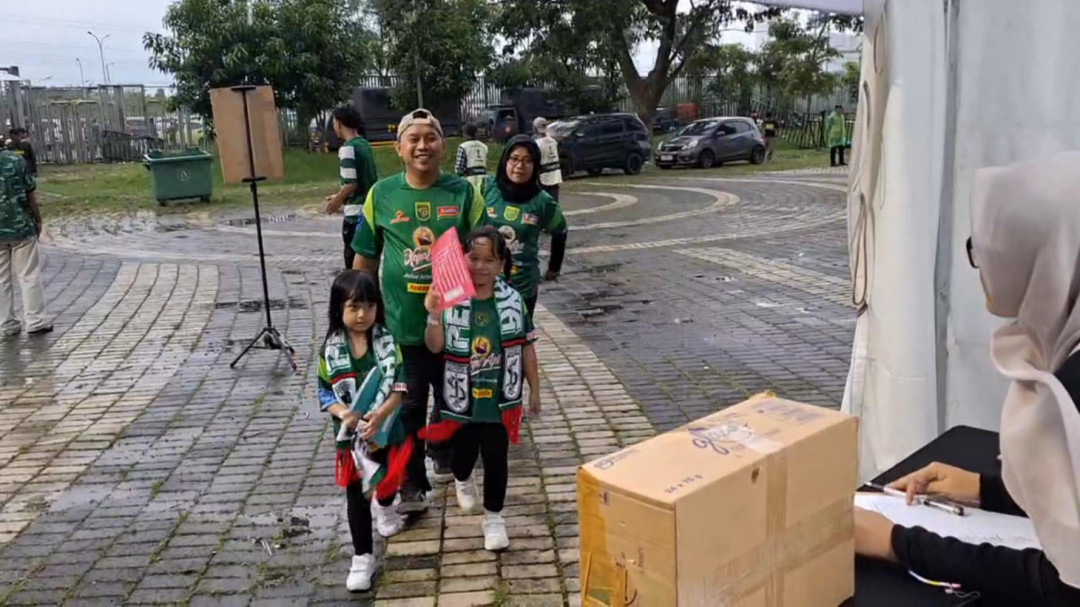 Aksi Sosial Bonek: Donasi Buku dan Alat Tulis untuk Anak-anak NTT