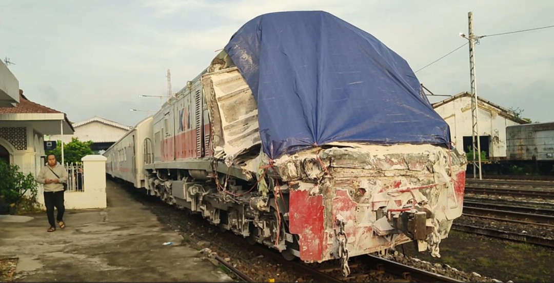 Truk Gandeng Tertabrak KA Blambangan Ekspres, Masinis dan Asisten Terluka
