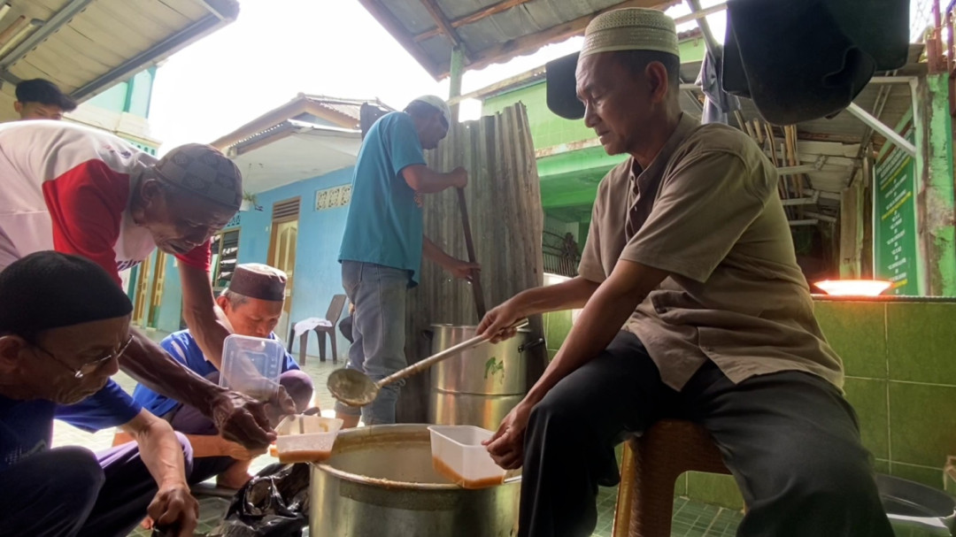 Tradisi Ramadan di Palembang: Masjid Al Mahmudiyah Bagikan 500 Porsi Bubur Suro