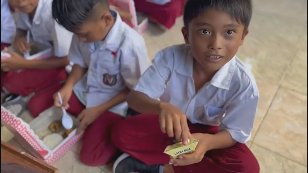 Siswa SD 01 Bone Raya Viral Karena Rela Tidak Makan Demi Membawa Pulang Makanan Gratis untuk Ibunya