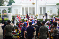 Kibarkan Starting Flag, Jokowi Awali Parade 20 Pebalap Istana Negara - Bundaran HI